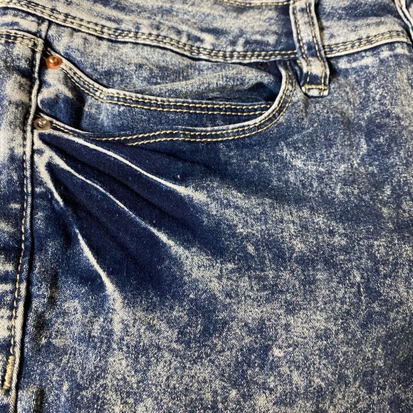 YMI Jeans Distressed Mid-Rise Skinny Jeans. - Picture 9 of 10
